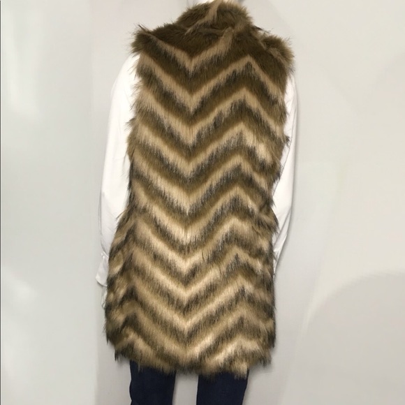 express chevron faux fur vest - Picture 5 of 8